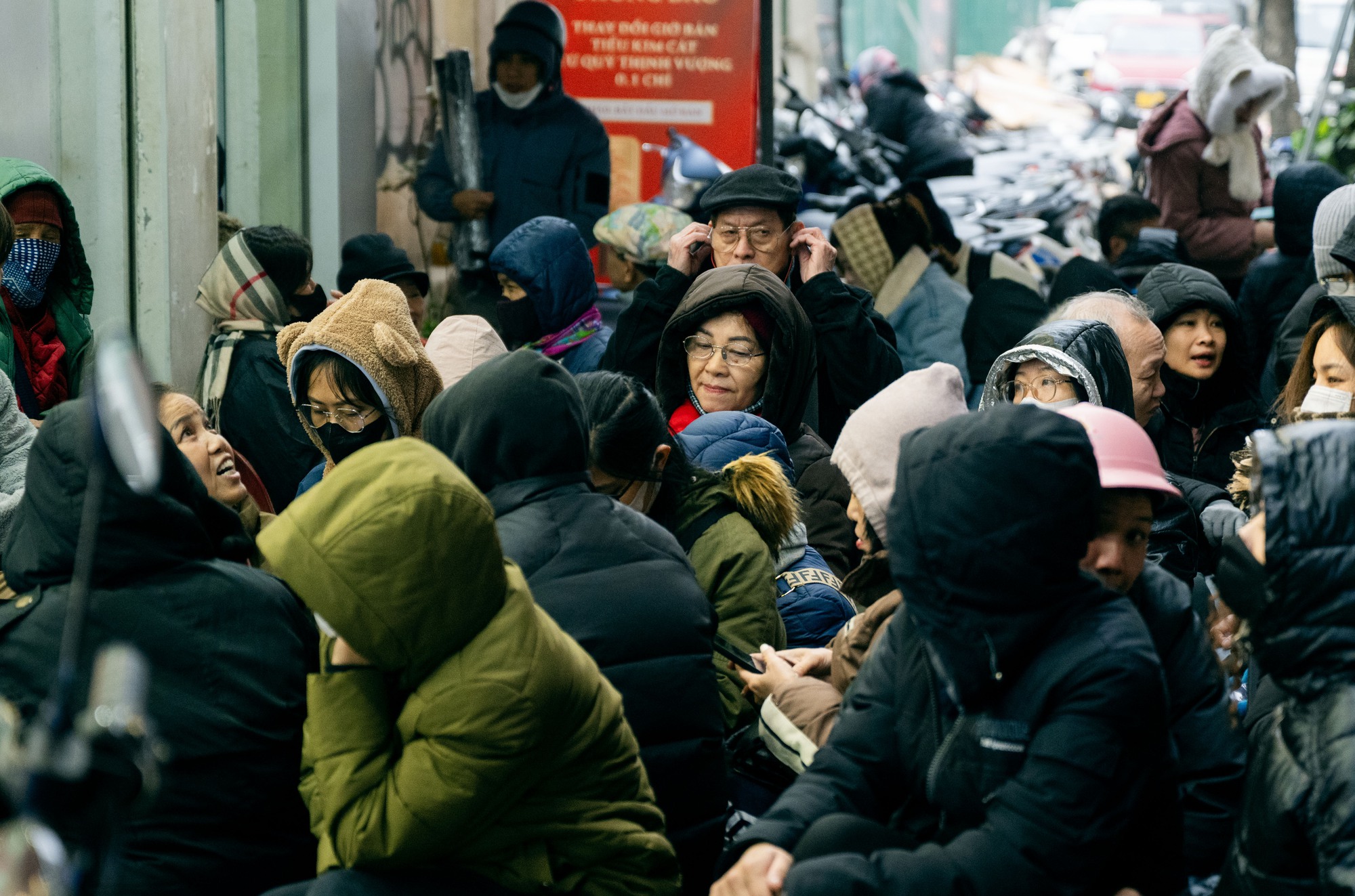 Hà Nội giá rét những ngày đầu đông lạnh buốt , người dân tìm cách chống chọi - Ảnh 20. Hà Nội giá rét những ngày đầu đông lạnh buốt , người dân tìm cách chống chọi - Ảnh 20.