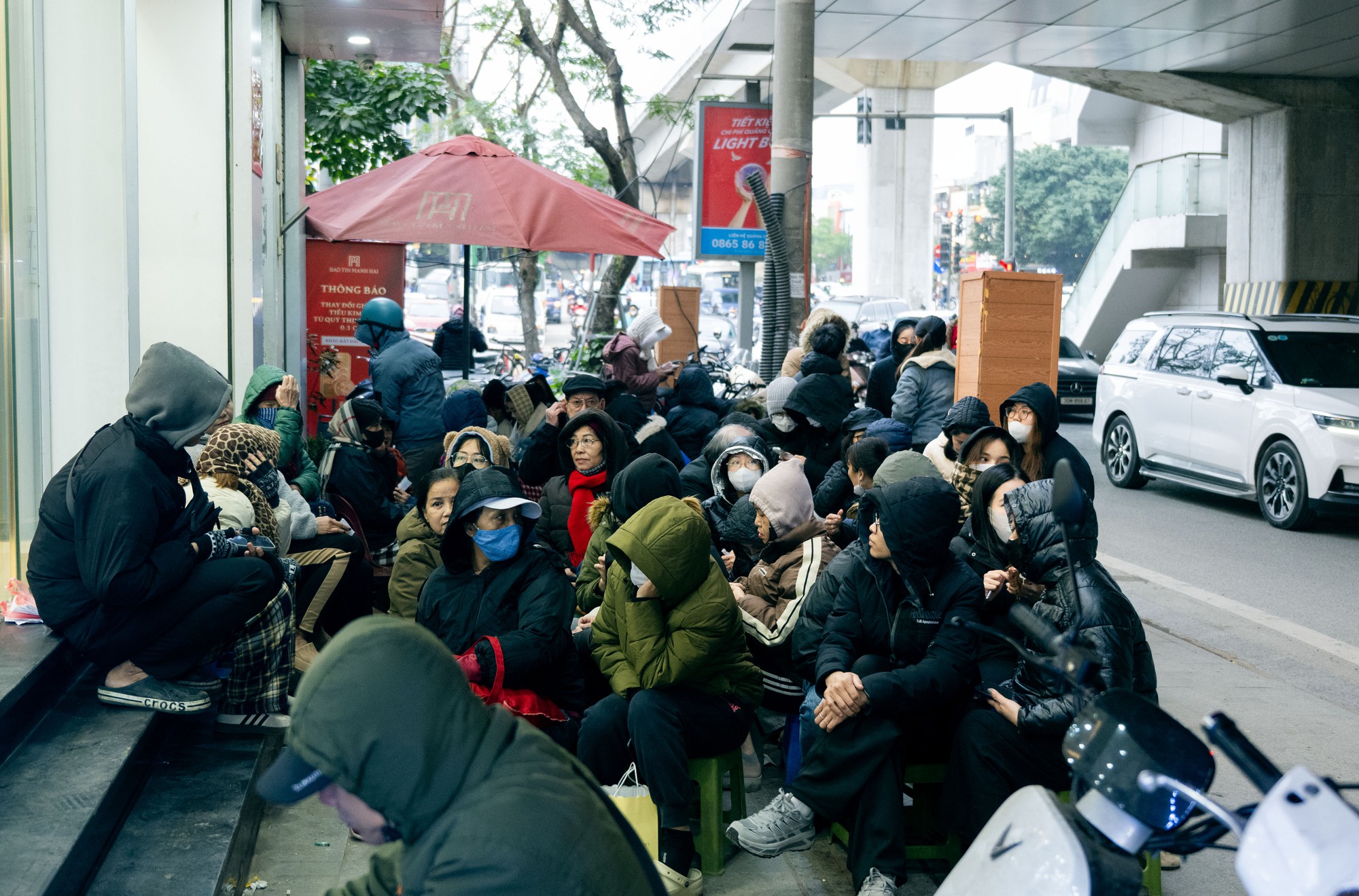 Hà Nội giá rét những ngày đầu đông lạnh buốt , người dân tìm cách chống chọi - Ảnh 21. Hà Nội giá rét những ngày đầu đông lạnh buốt , người dân tìm cách chống chọi - Ảnh 21.