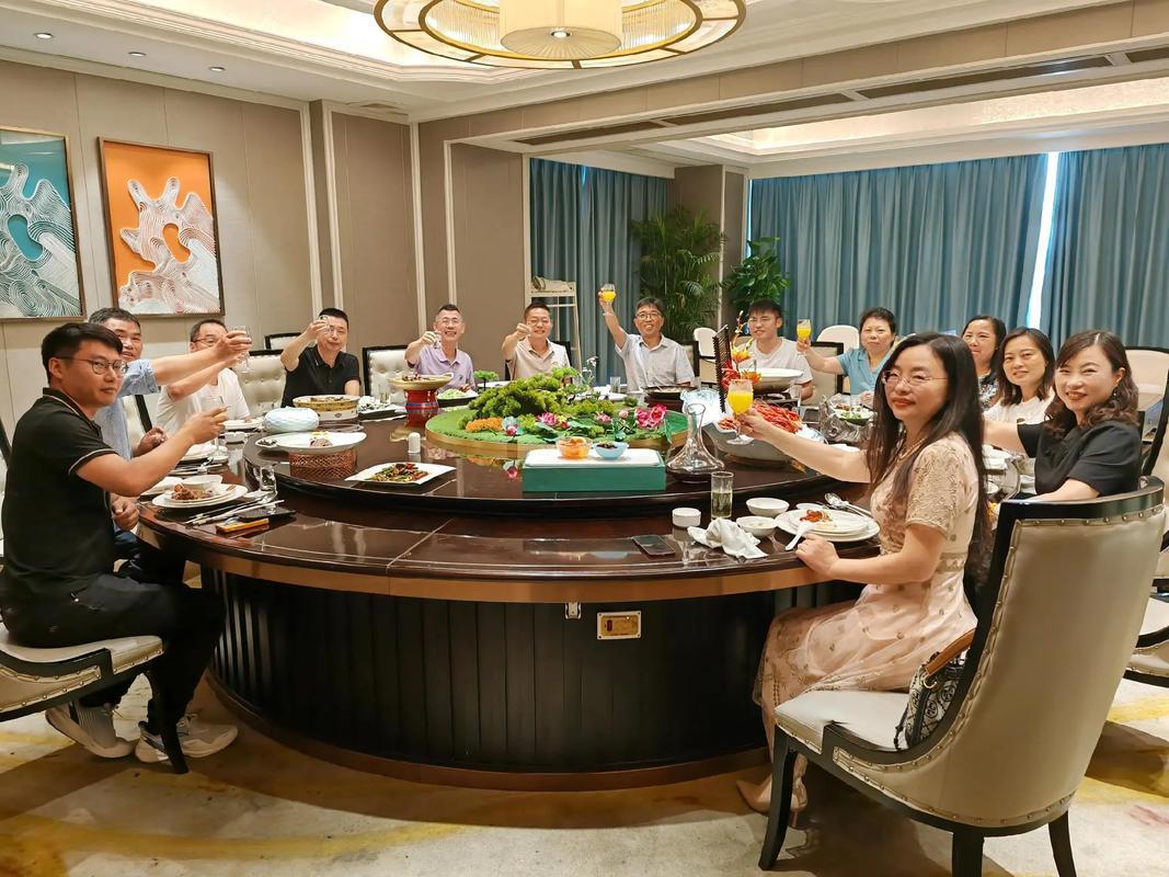 Họp lớp bất ngờ: Những câu chuyện thú vị Từ quá khứ và hiện tại - Ảnh 1.