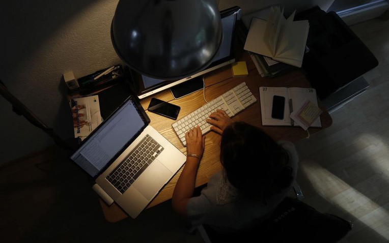 Góc khuất nghề trợ lý tỷ phú: Áp lực 24 / 7 và mức lương không tưởng - Ảnh 1.