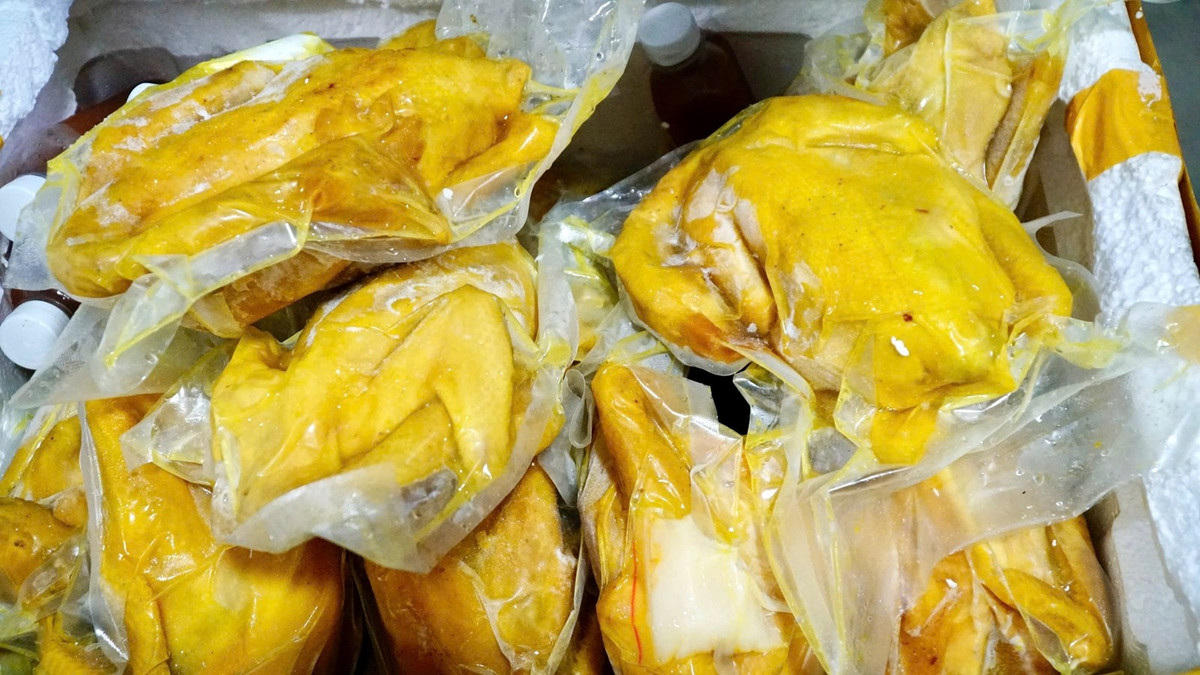 Phát hiện hàng trăm túi chân gà rút xương và gà ủ muối không rõ nguồn gốc tại Thái Nguyên - Ảnh 2. Phát hiện hàng trăm túi chân gà rút xương và gà ủ muối không rõ nguồn gốc tại Thái Nguyên - Ảnh 2.