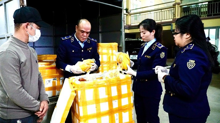 Phát hiện hàng trăm túi chân gà rút xương và gà ủ muối không rõ nguồn gốc tại Thái Nguyên - Ảnh 1. Phát hiện hàng trăm túi chân gà rút xương và gà ủ muối không rõ nguồn gốc tại Thái Nguyên - Ảnh 1.
