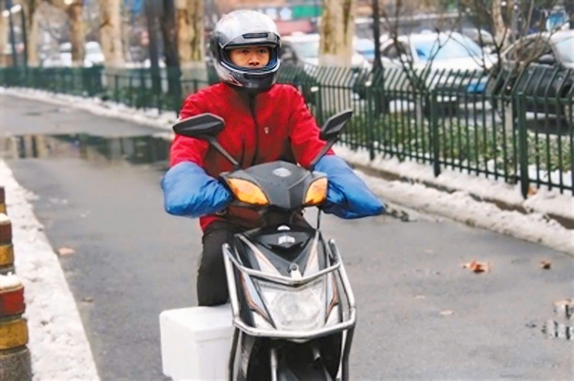 Shipper nổi tiếng Lei Haiwei vượt qua thạc sĩ đại học Bắc Kinh trở thành giáo viên thơ ca - Ảnh 2. Shipper nổi tiếng Lei Haiwei vượt qua thạc sĩ đại học Bắc Kinh trở thành giáo viên thơ ca - Ảnh 2.