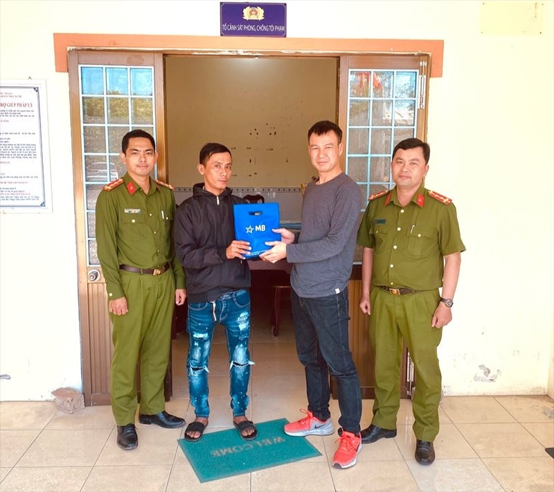 Tài khoản nhận nhầm 5 , 2 tỷ đồng: Công an xã Tài Văn làm việc với người dân - Ảnh 1.