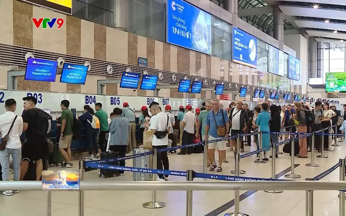 Giá vé máy bay Tết tiếp tục tăng - Ảnh 1.