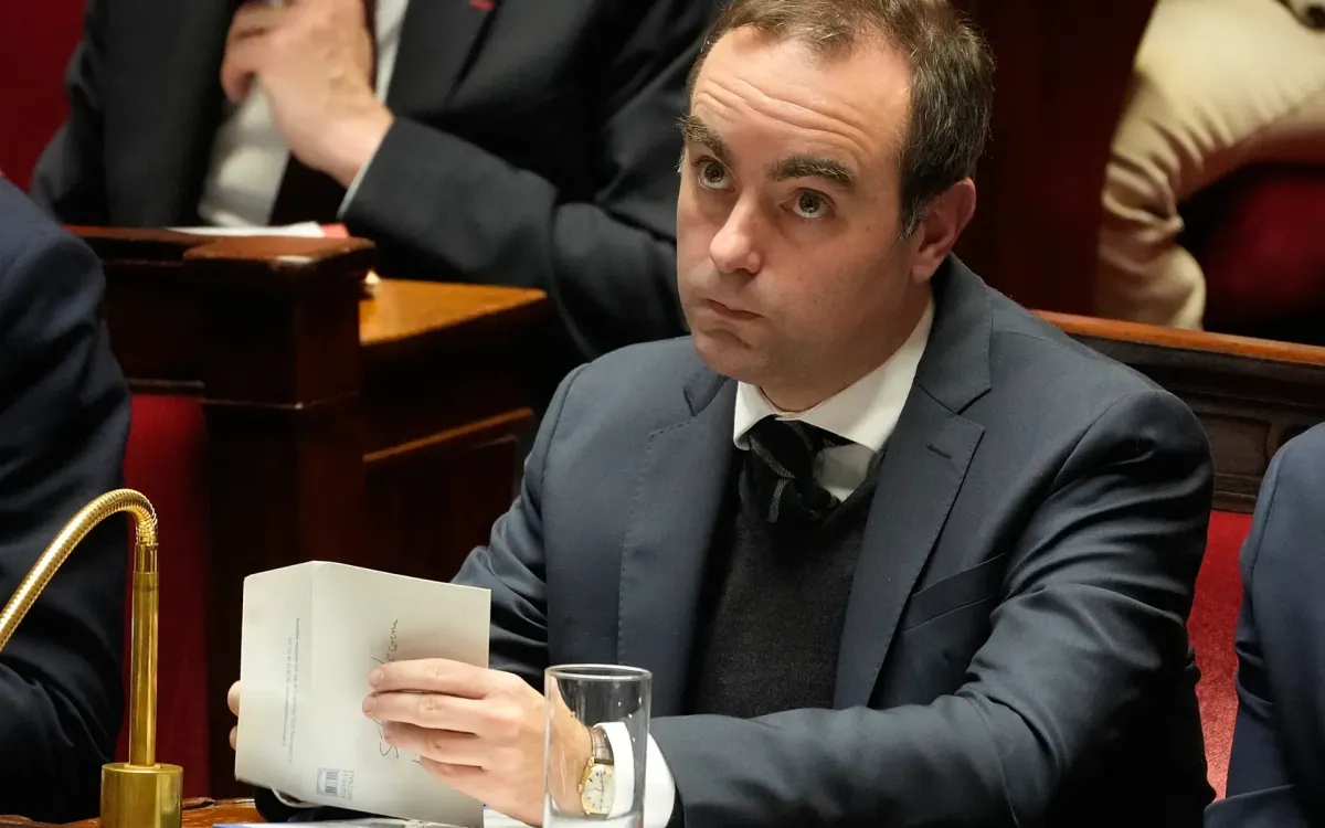 Chính phủ Pháp tránh được nguy cơ sụp đổ - Ảnh 1.