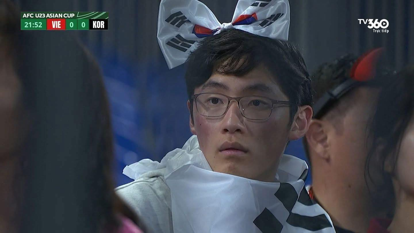 Biểu cảm sốc của cổ động viên Hàn Quốc khi U23 Việt Nam thắng U23 Hàn Quốc - Ảnh 2. Biểu cảm sốc của cổ động viên Hàn Quốc khi U23 Việt Nam thắng U23 Hàn Quốc - Ảnh 2.