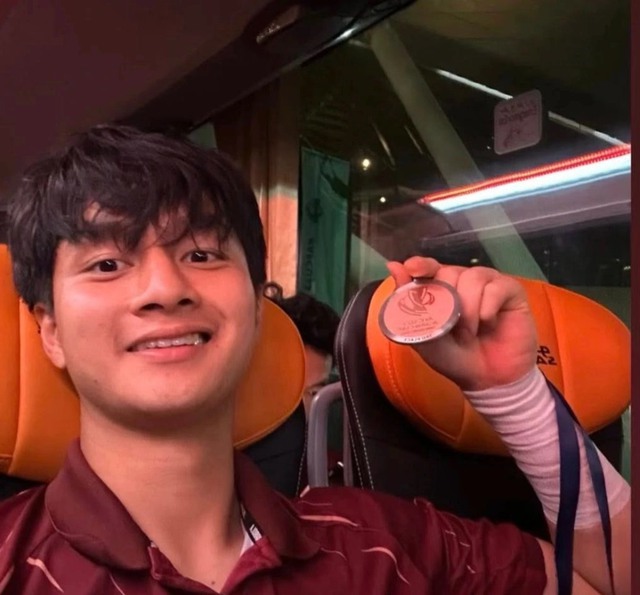 Gánh hoa quả của mẹ thủ môn Cao Văn Bình đắt khách, gia đình làm 10 mâm cỗ đón con về từ U23 châu Á- Ảnh 4.