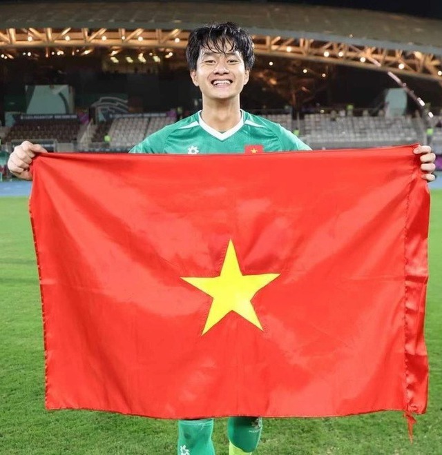 Gánh hoa quả của mẹ thủ môn Cao Văn Bình đắt khách, gia đình làm 10 mâm cỗ đón con về từ U23 châu Á- Ảnh 1.