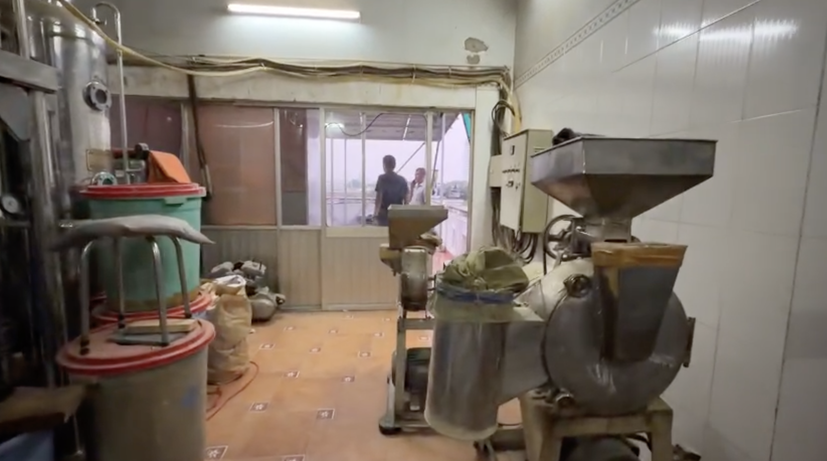 CLIP Bên trong công xưởng "thuốc đông y" Công an TPHCM vừa triệt phá - Ảnh 5.