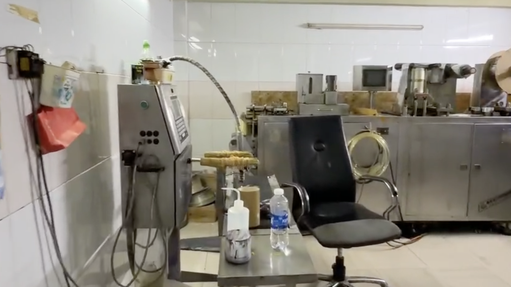 CLIP Bên trong công xưởng "thuốc đông y" Công an TPHCM vừa triệt phá - Ảnh 11.