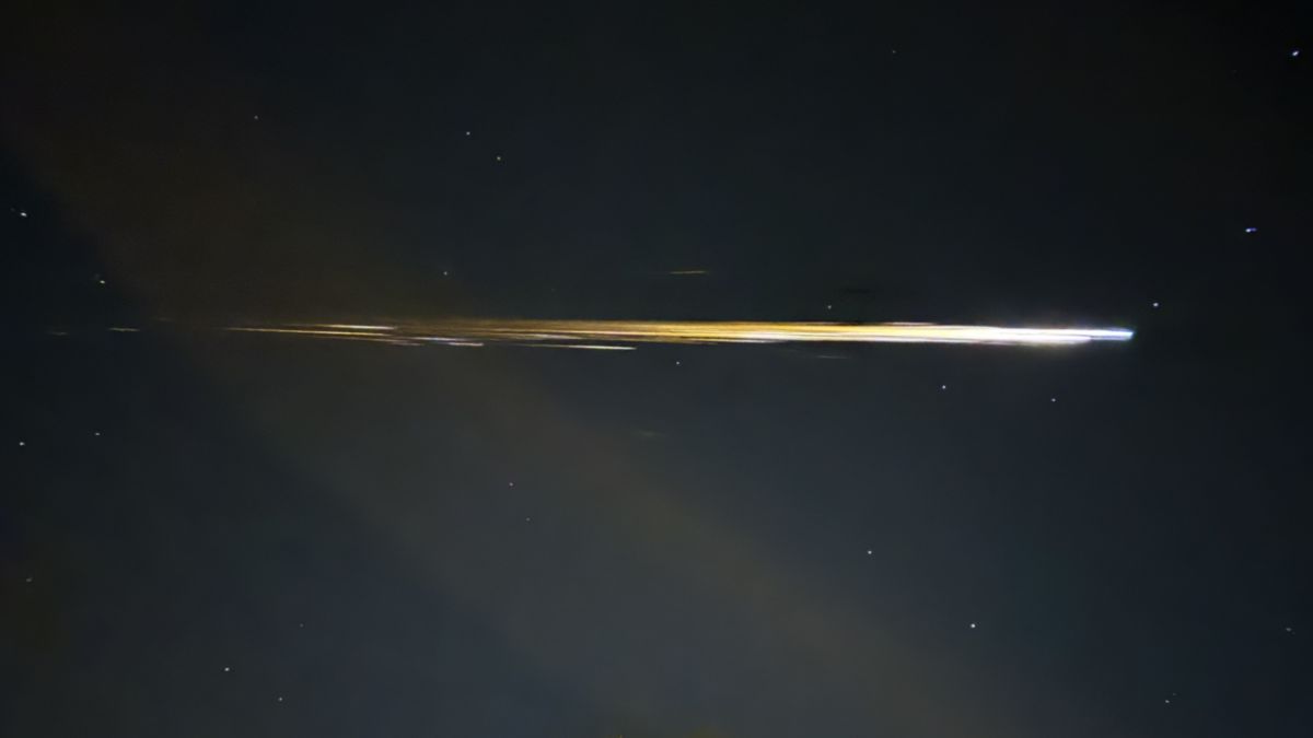 Vật thể "rơi tự do" từ vũ trụ gây tiếng nổ siêu thanh - Ảnh 1.