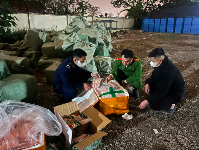 Phát hiện hơn 10 tấn thực phẩm đông lạnh không rõ nguồn gốc tại Hà Nội - Ảnh 1. Phát hiện hơn 10 tấn thực phẩm đông lạnh không rõ nguồn gốc tại Hà Nội - Ảnh 1.
