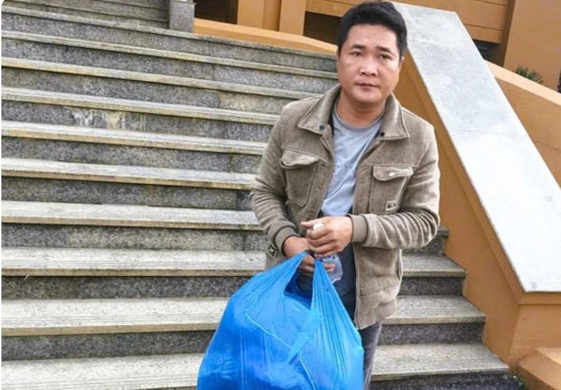 Tạm giữ hai đối tượng liên quan vụ Trộm cắp tài sản 8 tỷ trên xe khách - Ảnh 1. Tạm giữ hai đối tượng liên quan vụ Trộm cắp tài sản 8 tỷ trên xe khách - Ảnh 1.