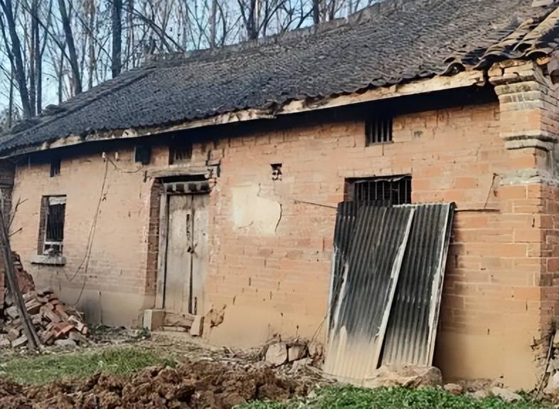 8 năm cày cuốc gửi hơn 2 tỷ về báo hiếu, chàng trai chết đứng khi nhà bố mẹ vẫn dột nát: Camera ngân hàng tiết lộ sự thật không ngờ- Ảnh 1. 8 năm cày cuốc gửi hơn 2 tỷ về báo hiếu, chàng trai chết đứng khi nhà bố mẹ vẫn dột nát: Camera ngân hàng tiết lộ sự thật không ngờ- Ảnh 1.