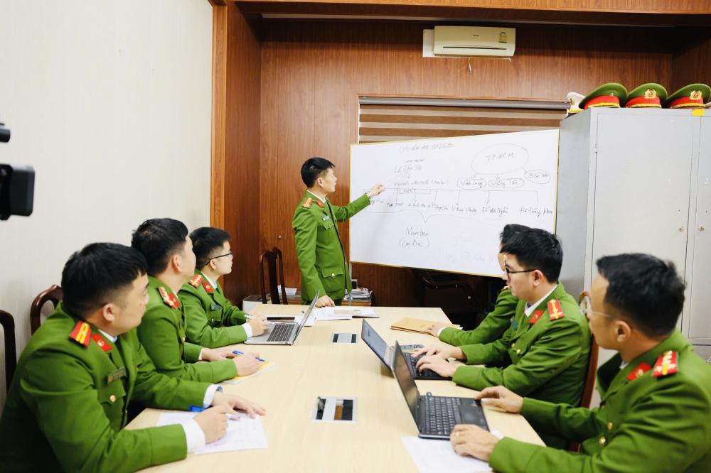 Bắt giữ Lê Tấn tài và Nguyễn Văn Huế trong đường dây cá độ bóng đá lớn - Ảnh 1.