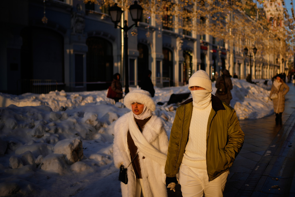 Moscow đối mặt tình trạng thiếu người dọn tuyết- Ảnh 1. Moscow đối mặt tình trạng thiếu người dọn tuyết- Ảnh 1.