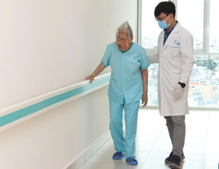 Bơm xi măng vào đốt sống giúp cụ bà 100 tuổi thoát khỏi đau đớn - Ảnh 2.