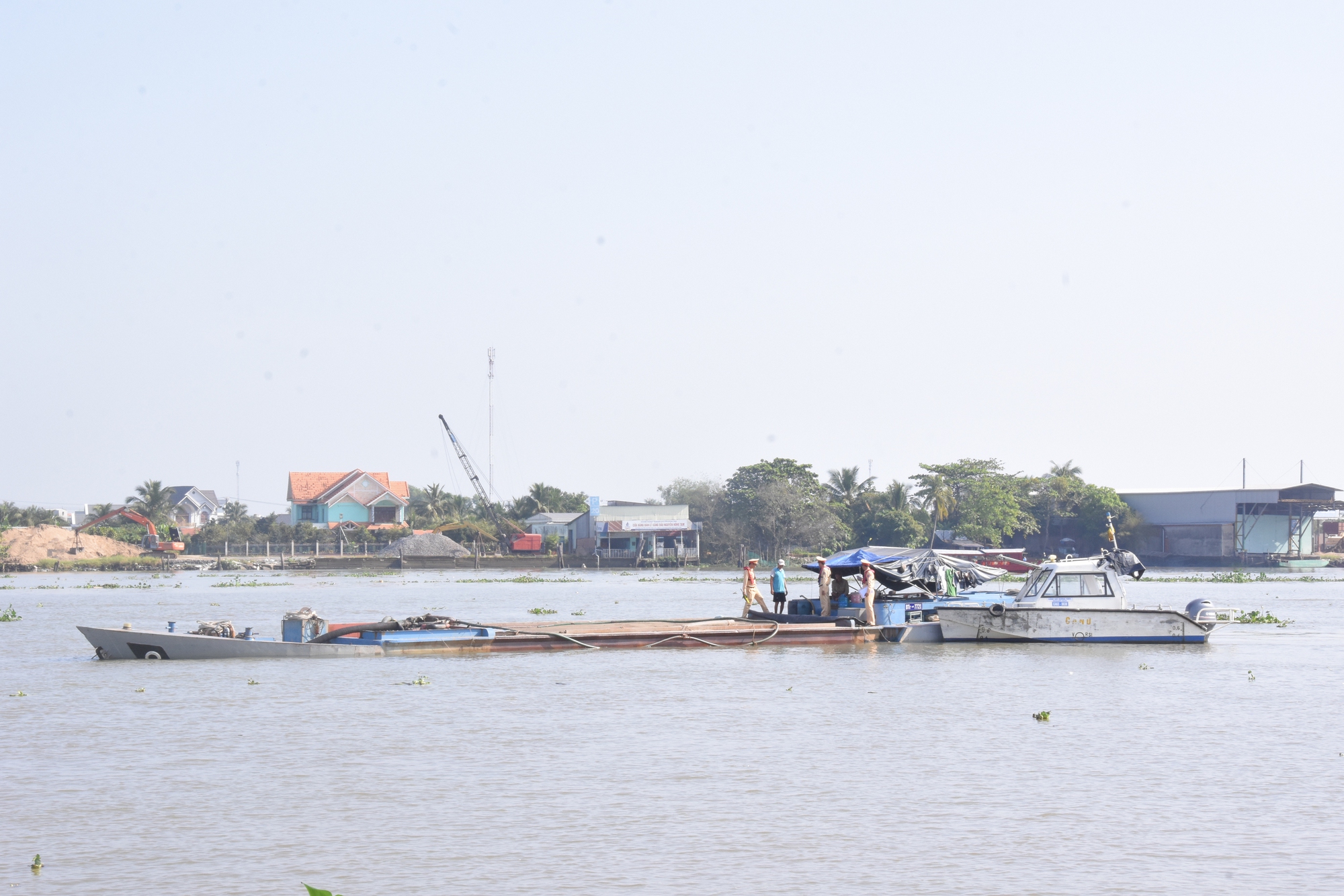 Công an Đồng Tháp phát hiện 5 vụ vận chuyển cát lậu trong đêm - Ảnh 1.