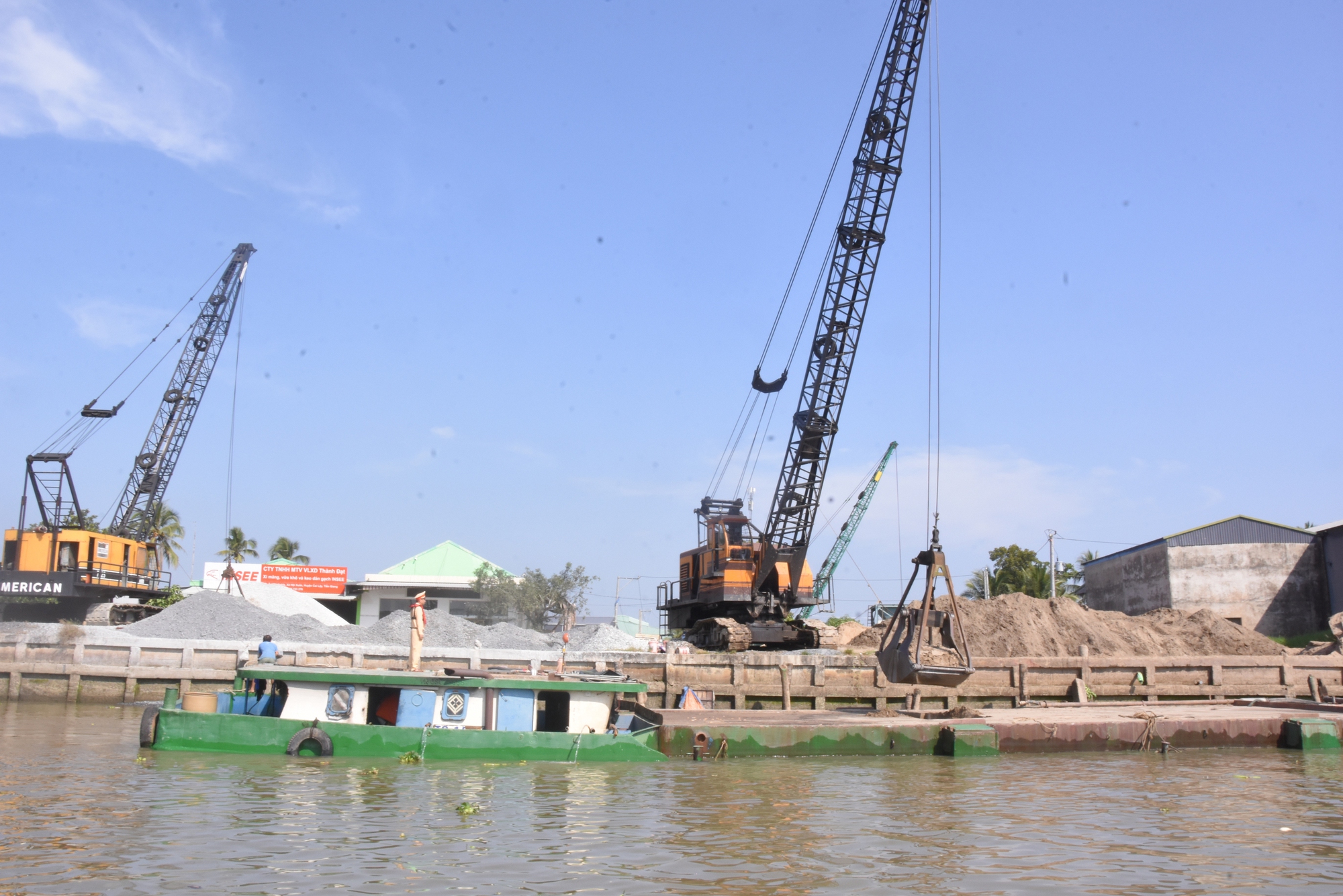 Công an Đồng Tháp phát hiện 5 vụ vận chuyển cát lậu trong đêm - Ảnh 2.