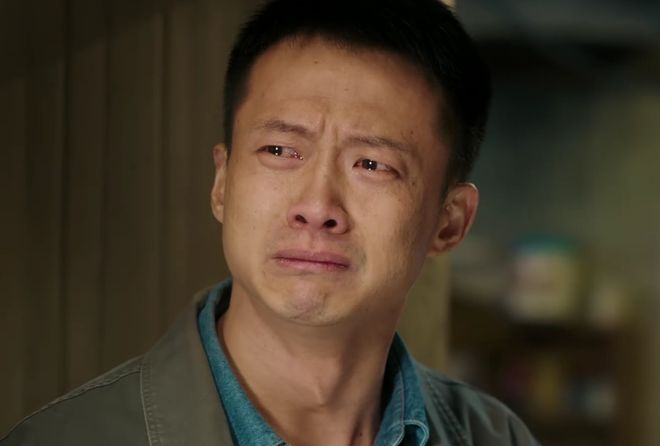 8 năm cày cuốc gửi hơn 2 tỷ về báo hiếu, chàng trai chết đứng khi nhà bố mẹ vẫn dột nát: Camera ngân hàng tiết lộ sự thật không ngờ- Ảnh 2. 8 năm cày cuốc gửi hơn 2 tỷ về báo hiếu, chàng trai chết đứng khi nhà bố mẹ vẫn dột nát: Camera ngân hàng tiết lộ sự thật không ngờ- Ảnh 2.