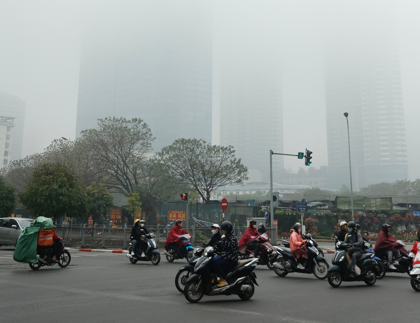 Ô nhiễm không khí Hà Nội nghiêm trọng khuyến cáo người dân hạn chế ra ngòai trời - Ảnh 1.