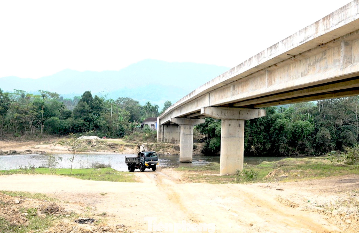 Cầu Na Phày - Đỏn Chám: Tiền tỷ bỏ hoang , dân vẫn khổ vì thiếu đường dẫn - Ảnh 2.