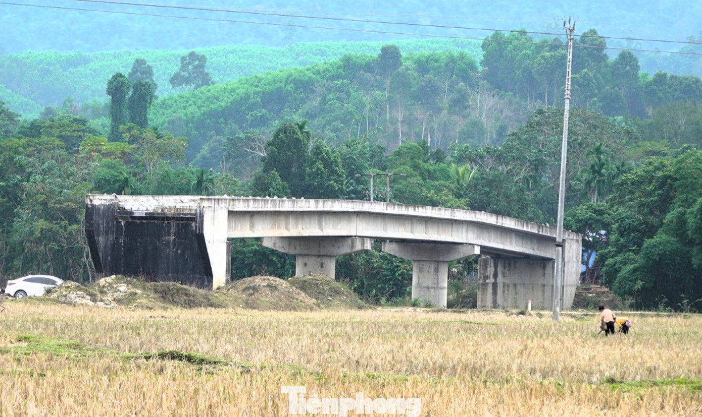 Cầu Na Phày - Đỏn Chám: Tiền tỷ bỏ hoang , dân vẫn khổ vì thiếu đường dẫn - Ảnh 1.
