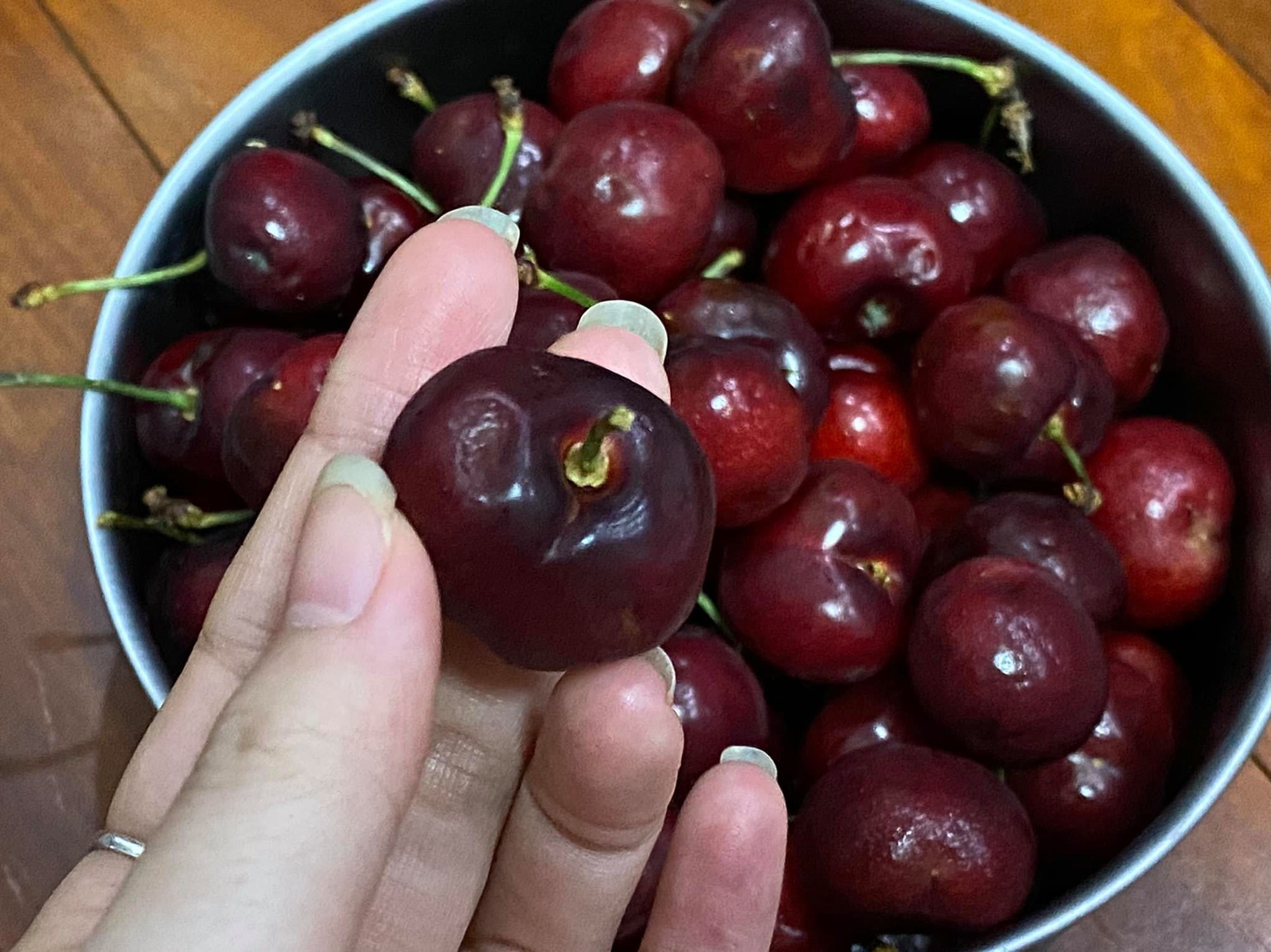 Cherry đang vào mùa giá rẻ: Thấy 3 loại này ngoài chợ, dù giá thấp cũng đừng mua kẻo “tiền mất tật mang”- Ảnh 3.