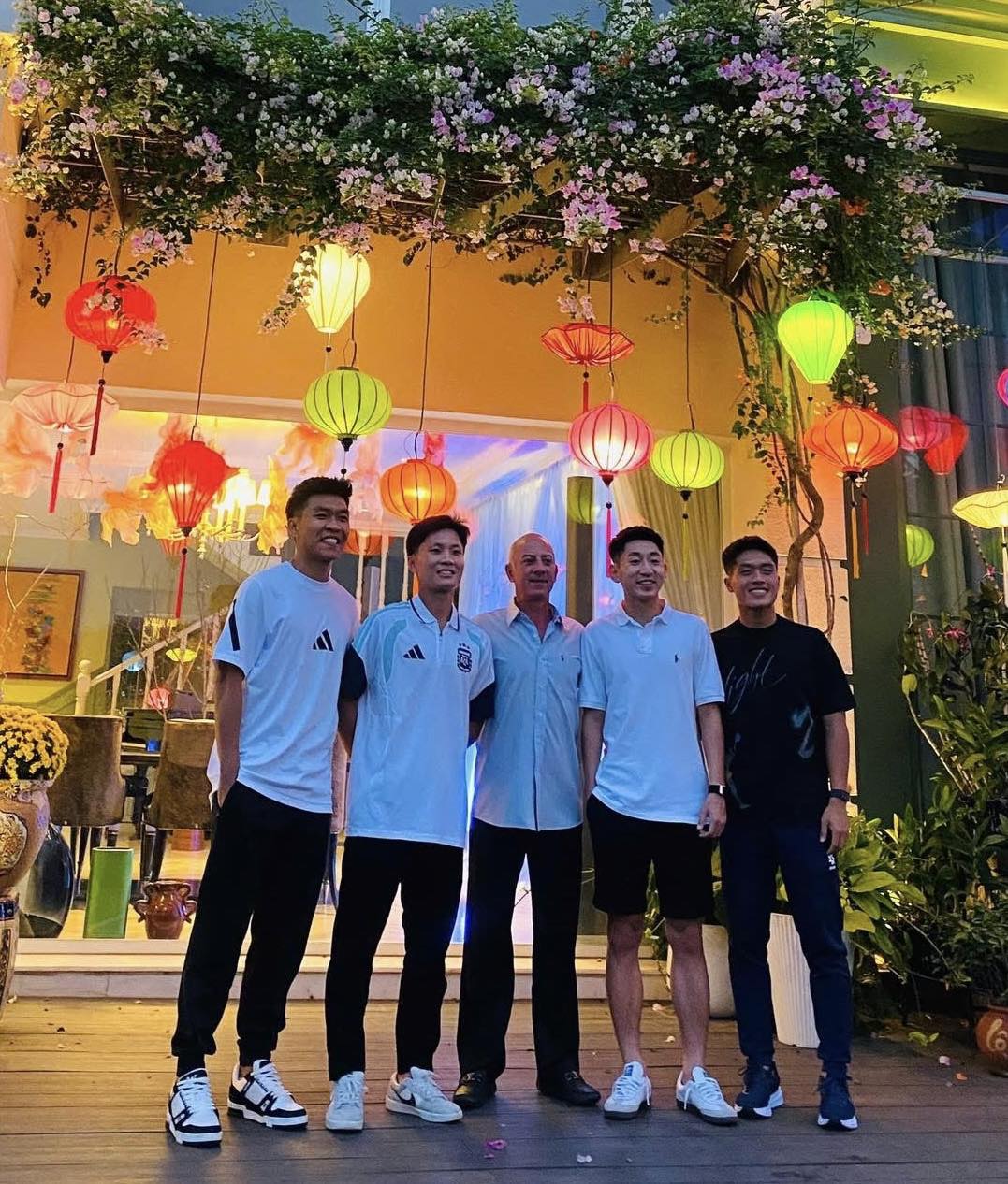 Dàn cầu thủ U23 Việt Nam vừa trở về đã làm một việc rất đáng khen ngợi- Ảnh 2. Dàn cầu thủ U23 Việt Nam vừa trở về đã làm một việc rất đáng khen ngợi- Ảnh 2.