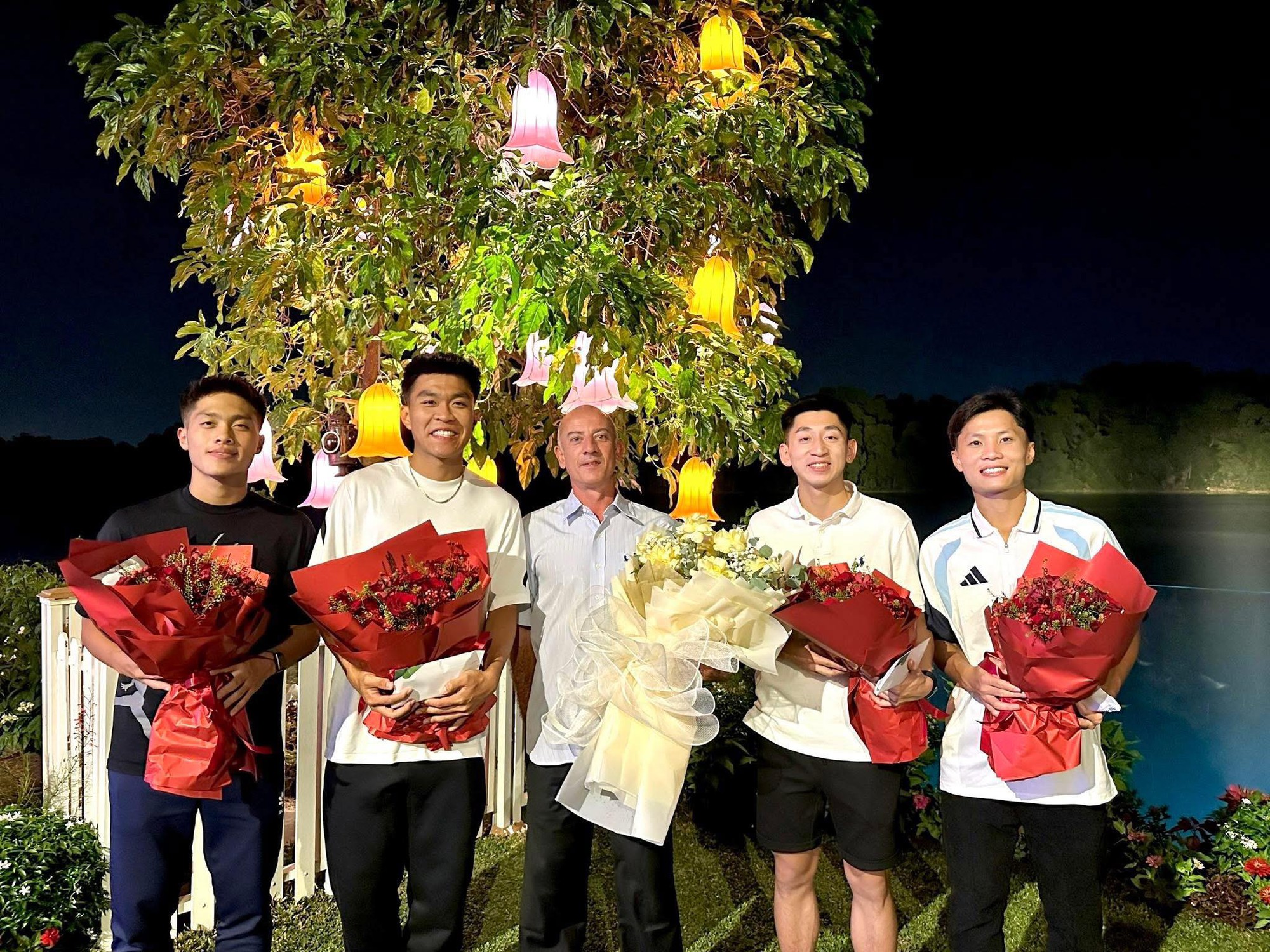 Dàn cầu thủ U23 Việt Nam vừa trở về đã làm một việc rất đáng khen ngợi- Ảnh 1. Dàn cầu thủ U23 Việt Nam vừa trở về đã làm một việc rất đáng khen ngợi- Ảnh 1.