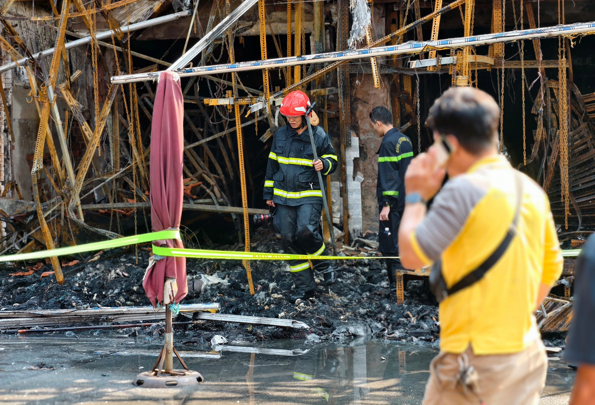 Cháy lớn ở TP Hồ Chí Minh, 4 căn nhà bị thiêu rụi - Ảnh 2.