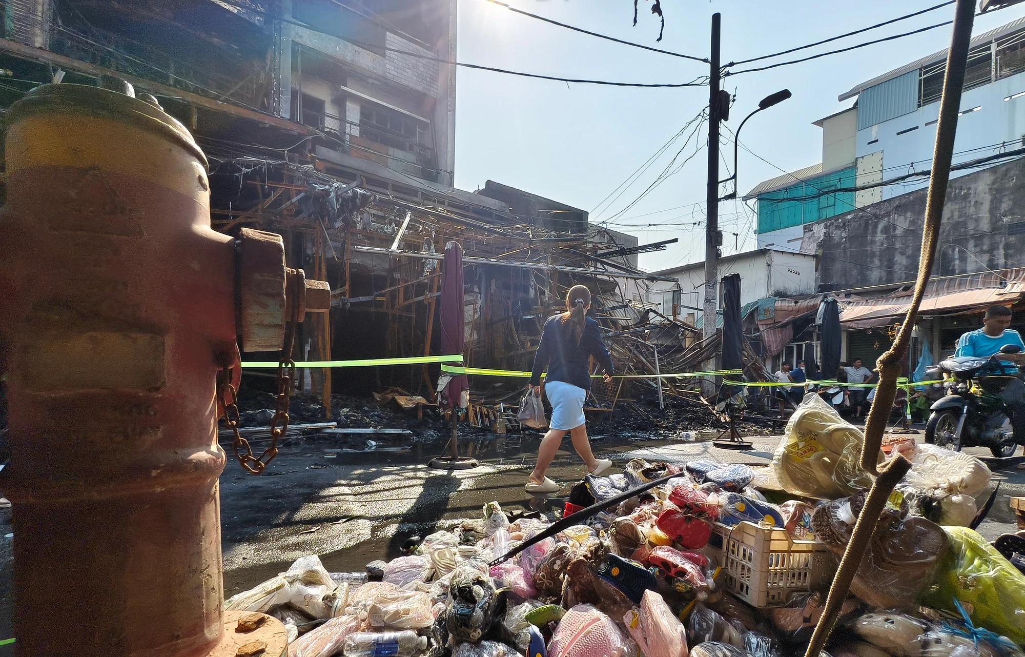 Cháy lớn ở TP Hồ Chí Minh, 4 căn nhà bị thiêu rụi - Ảnh 5.