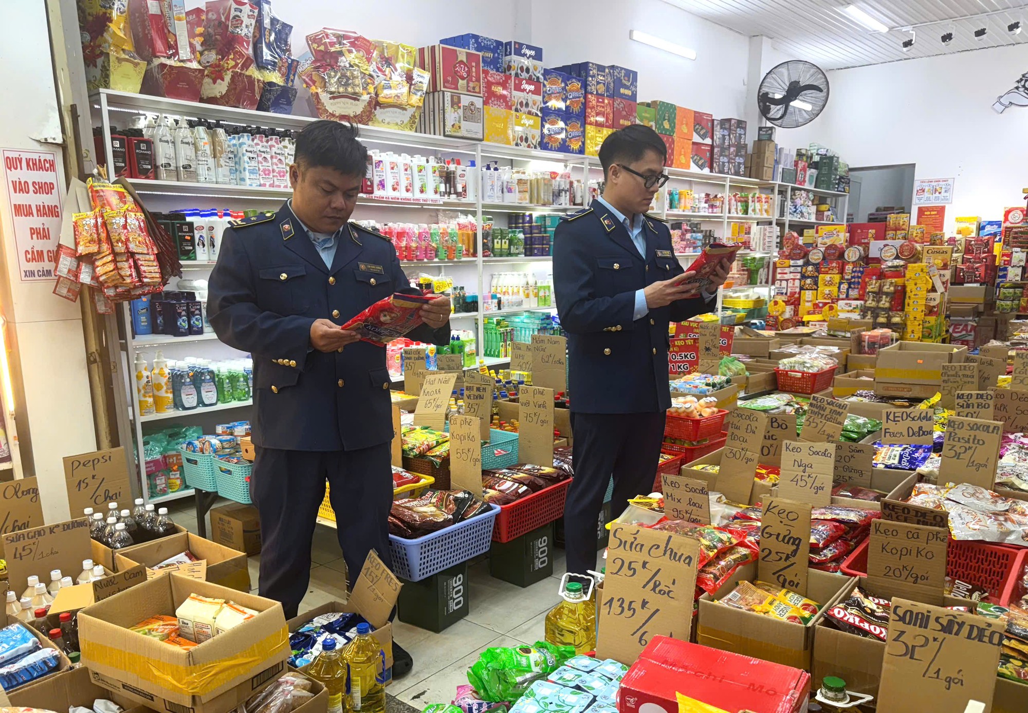 Đột kích quản lý thị trường phát hiện hàng cấm và xử phạt vi phạm lên tới 175 triệu đồng - Ảnh 4. Đột kích quản lý thị trường phát hiện hàng cấm và xử phạt vi phạm lên tới 175 triệu đồng - Ảnh 4.