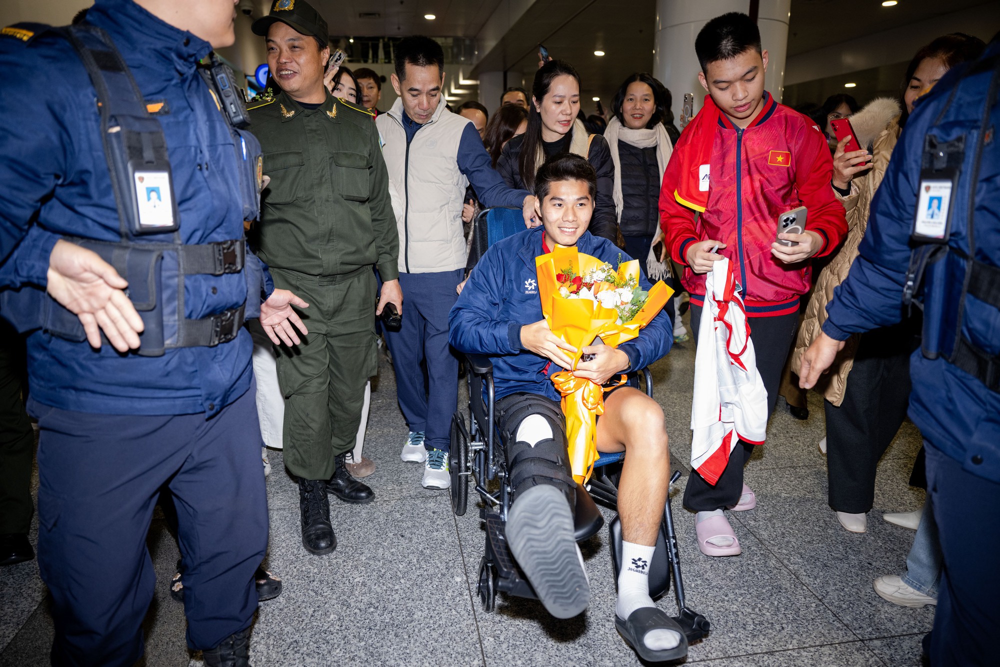 Hiểu Minh U23 Việt Nam xúc động kể lại chấn thương ám ảnh nhất sự nghiệp: "Khoảnh khắc đó rất đau, em ham bóng quá..." - Ảnh 3. Hiểu Minh U23 Việt Nam xúc động kể lại chấn thương ám ảnh nhất sự nghiệp: "Khoảnh khắc đó rất đau, em ham bóng quá..." - Ảnh 3.