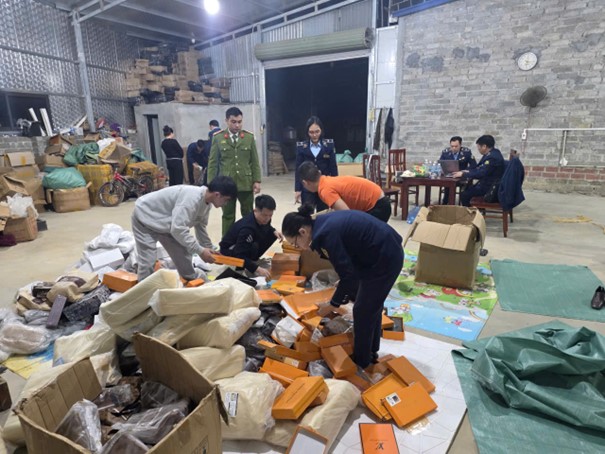 Đột kích quản lý thị trường phát hiện hàng cấm và xử phạt vi phạm lên tới 175 triệu đồng - Ảnh 2. Đột kích quản lý thị trường phát hiện hàng cấm và xử phạt vi phạm lên tới 175 triệu đồng - Ảnh 2.