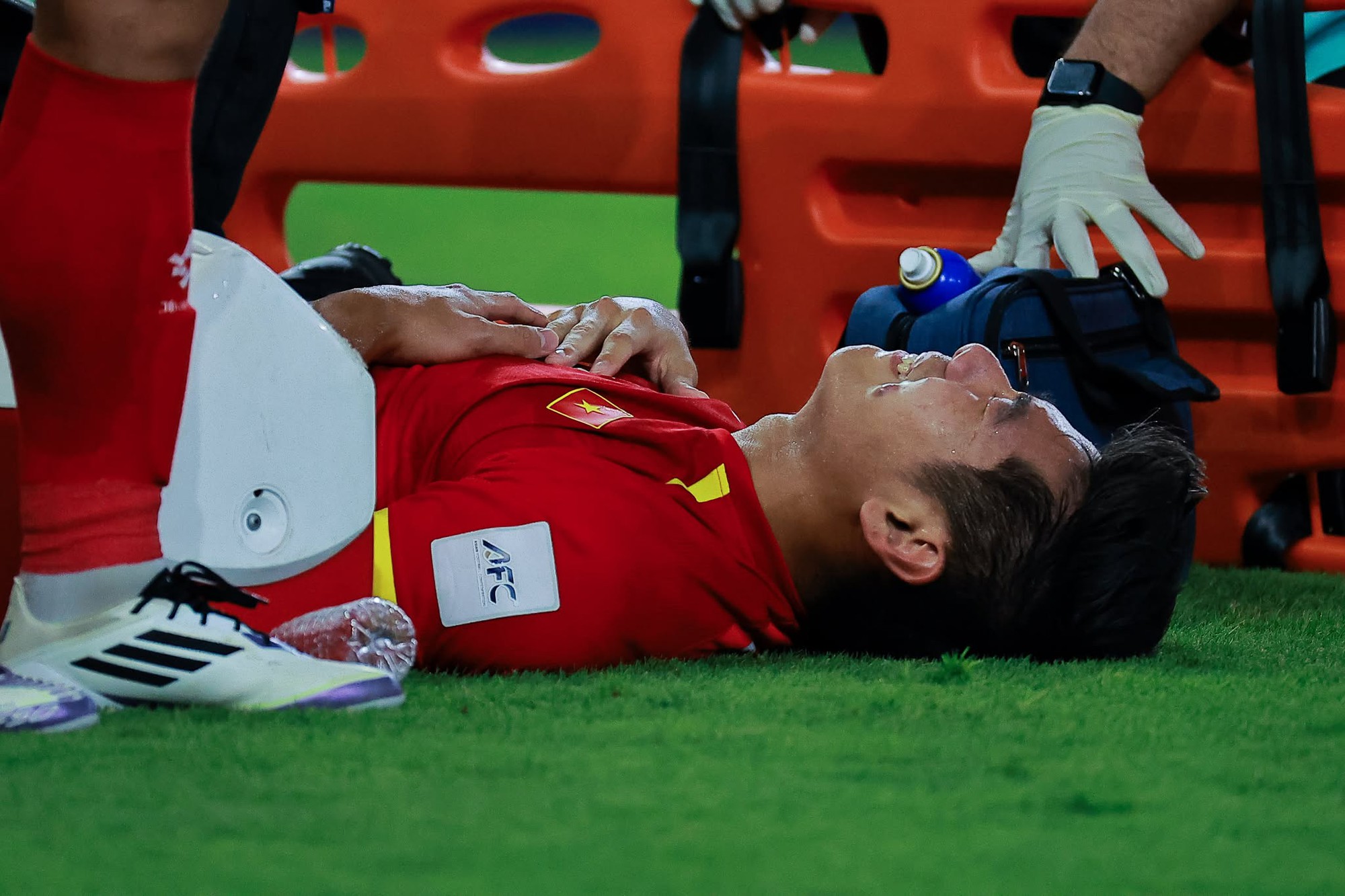 Hiểu Minh U23 Việt Nam xúc động kể lại chấn thương ám ảnh nhất sự nghiệp: "Khoảnh khắc đó rất đau, em ham bóng quá..." - Ảnh 1. Hiểu Minh U23 Việt Nam xúc động kể lại chấn thương ám ảnh nhất sự nghiệp: "Khoảnh khắc đó rất đau, em ham bóng quá..." - Ảnh 1.