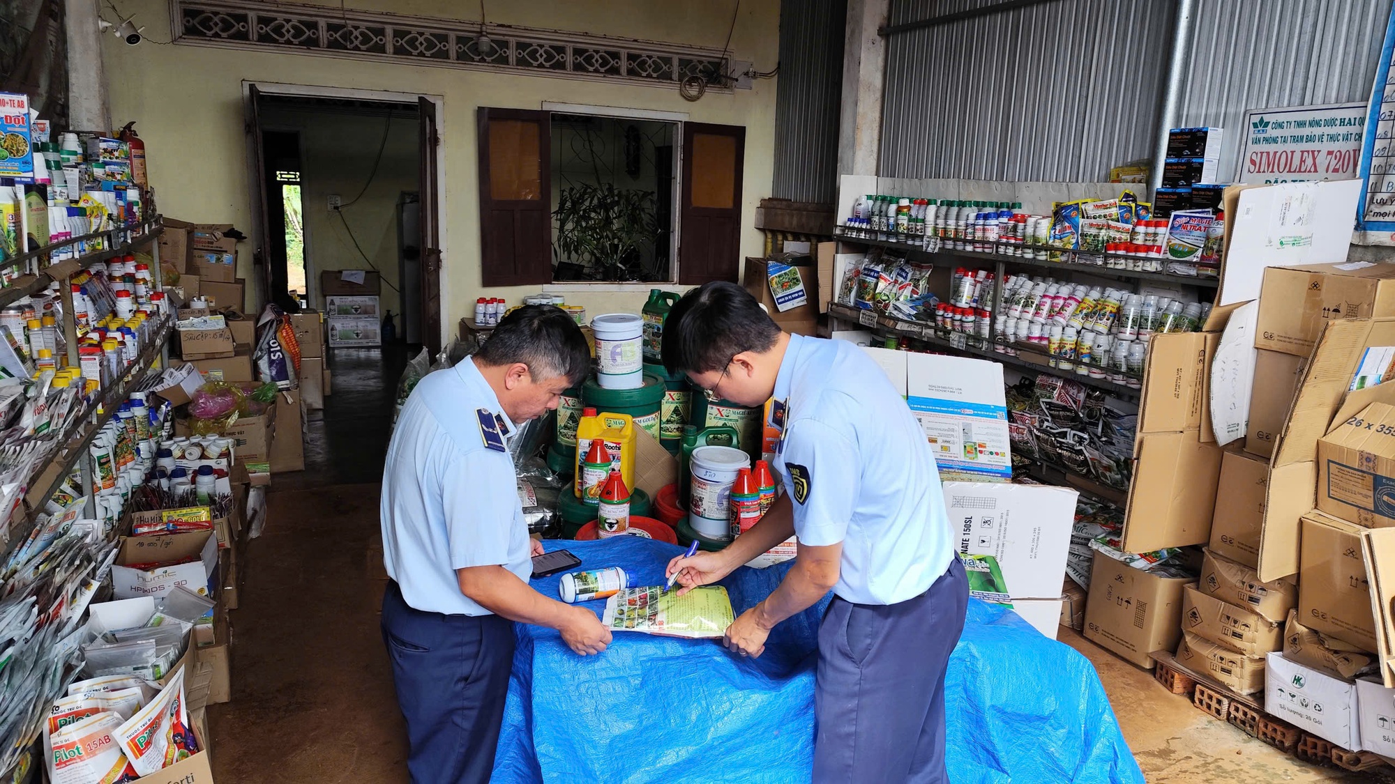 Đột kích quản lý thị trường phát hiện hàng cấm và xử phạt vi phạm lên tới 175 triệu đồng - Ảnh 3. Đột kích quản lý thị trường phát hiện hàng cấm và xử phạt vi phạm lên tới 175 triệu đồng - Ảnh 3.