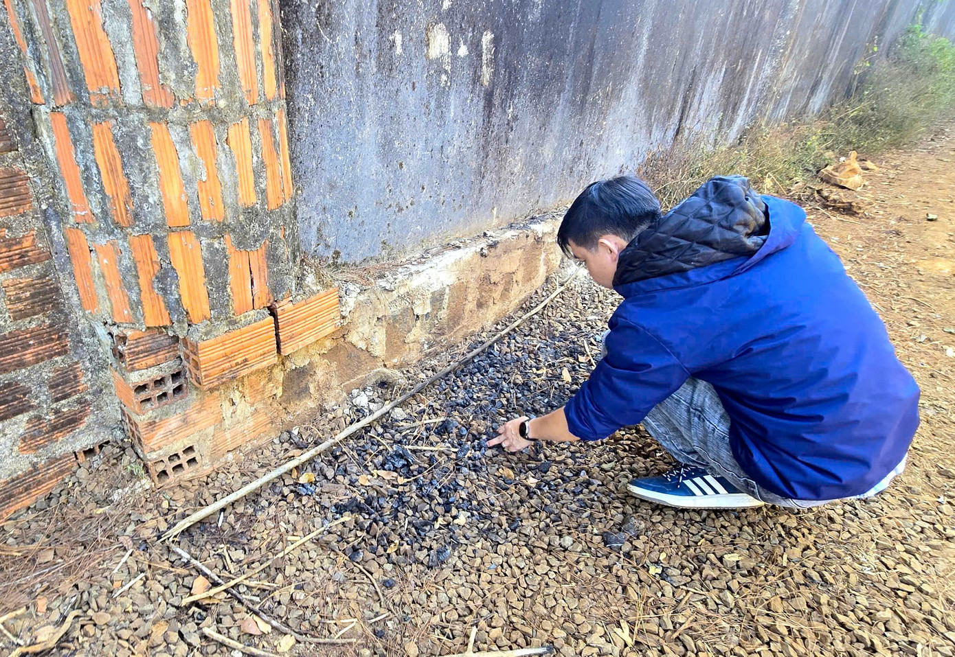 Vụ cướp ngân hàng ở Gia Lai: Phát hiện dấu vết đốt quần áo và trang bị phi tang - Ảnh 6.