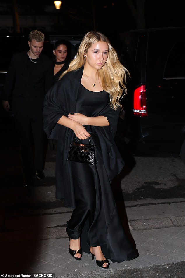 Giữa drama rạn nứt, Beckham tung ảnh hạnh phúc gia đình, Victoria Beckham nói thẳng 1 điều về các con- Ảnh 4. Giữa drama rạn nứt, Beckham tung ảnh hạnh phúc gia đình, Victoria Beckham nói thẳng 1 điều về các con- Ảnh 4.