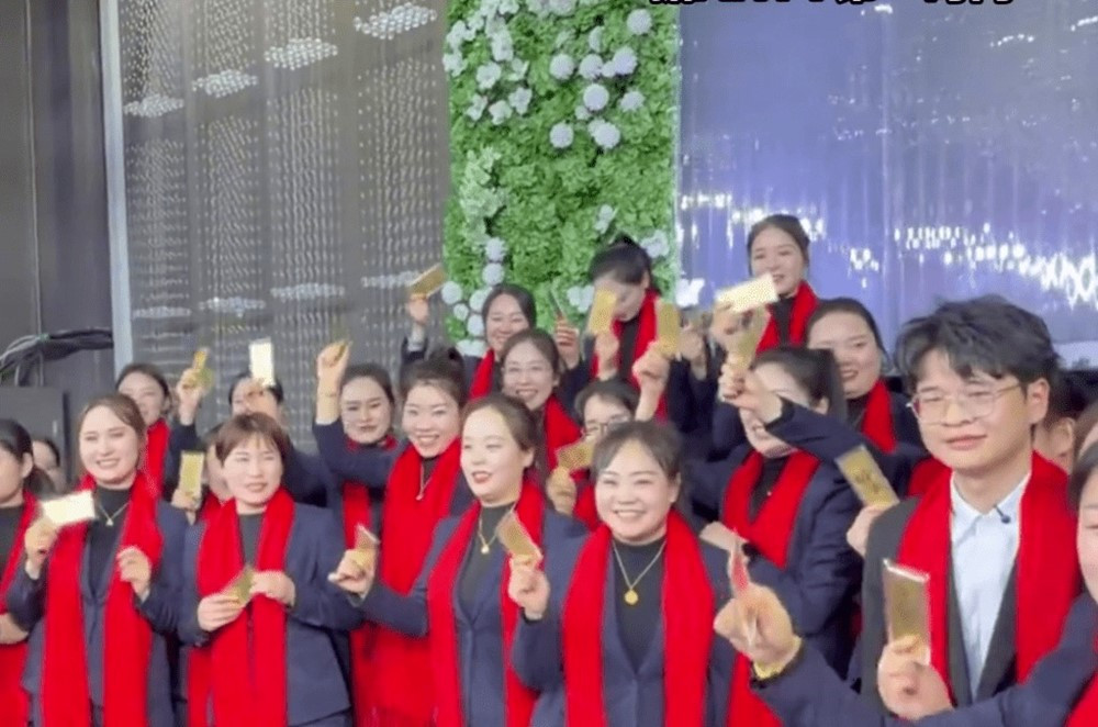 Công ty thưởng Tết cho nhân viên bằng vàng 9999: Tổng số tiền bỏ ra gây choáng - Ảnh 1.