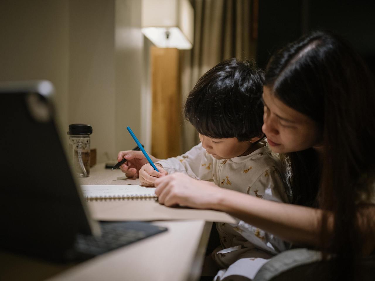 Dạy con học và sức ép tinh thần: Cảnh báo chăm sóc sức khỏe Tâm thần cho phụ huynh - Ảnh 1.