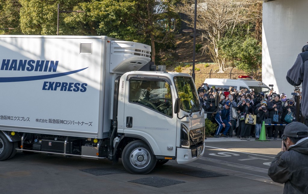 Hàng dài người dân tiễn gấu trúc Nhật Bản trở về Trung Quốc , thiệt hại kinh tế lớn - Ảnh 5.