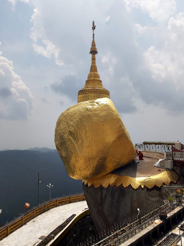 Hòn đá dát vàng khổng lồ chênh vênh trên vách núi cao 1.100m hàng nghìn năm, động đất 7,7 độ richter vẫn không rơi Hòn đá dát vàng khổng lồ chênh vênh trên vách núi cao 1.100m hàng nghìn năm, động đất 7,7 độ richter vẫn không rơi