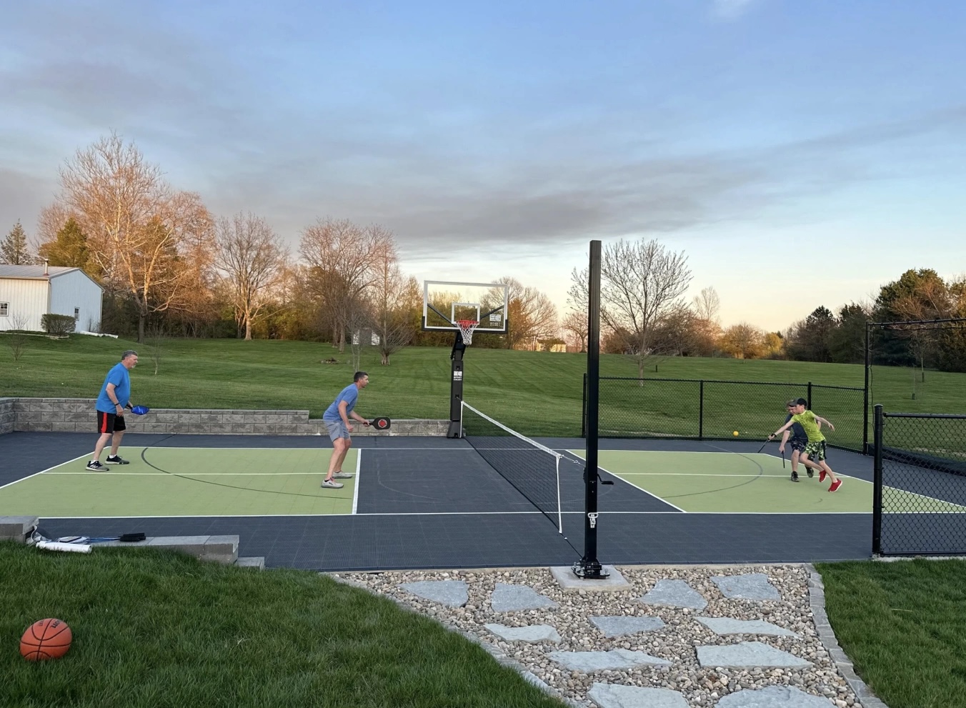 Chuyên gia bất động sản: Sân pickleball trong vườn trở thành “phụ kiện” nâng giá căn nhà, giới nhà giàu đang cực chuộng! - Ảnh 1.