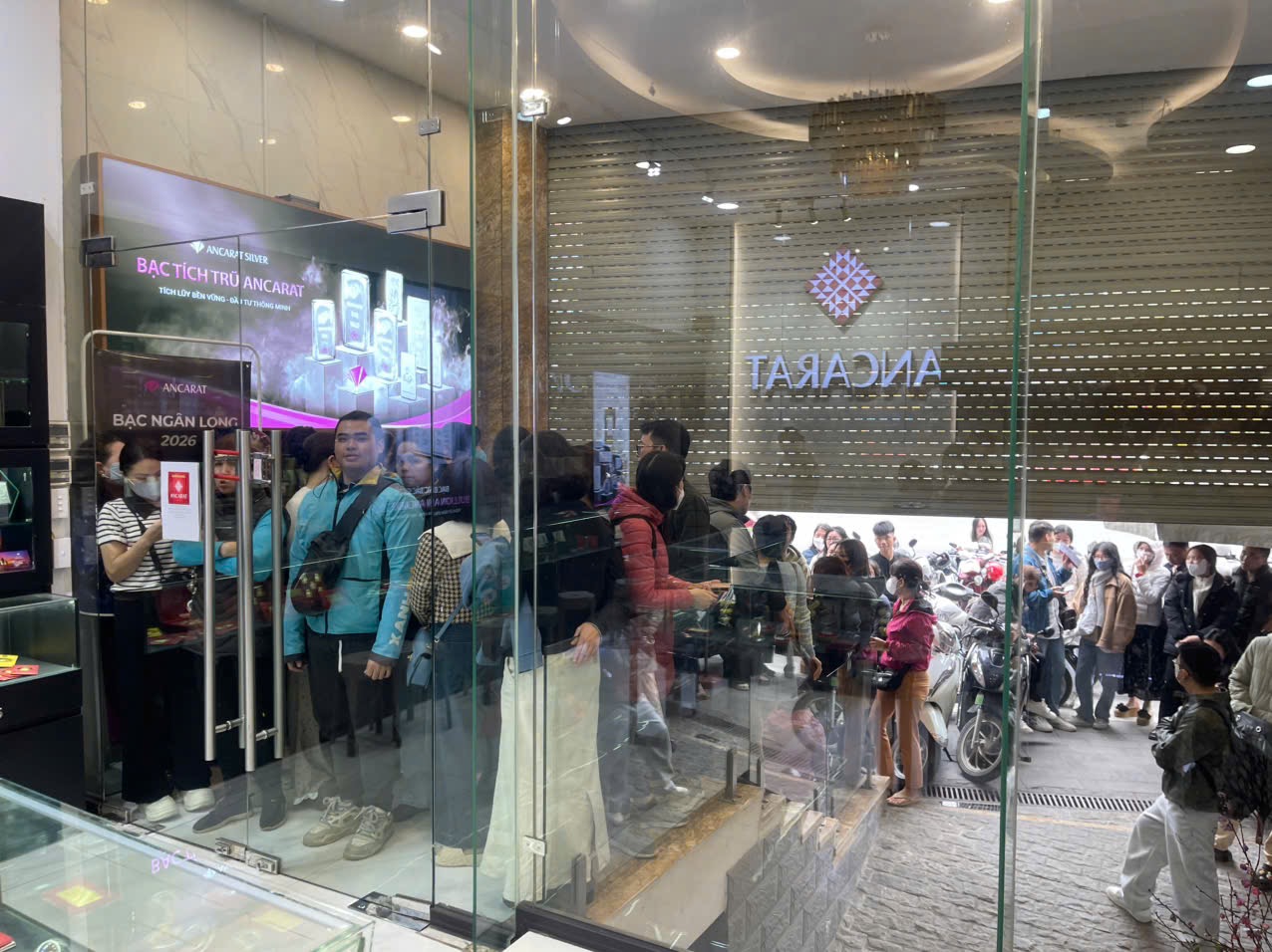 Giá bạc vượt 116 triệu / kg , người dân Hà Nội xếp hàng dài chờ mua bạc - Ảnh 1.