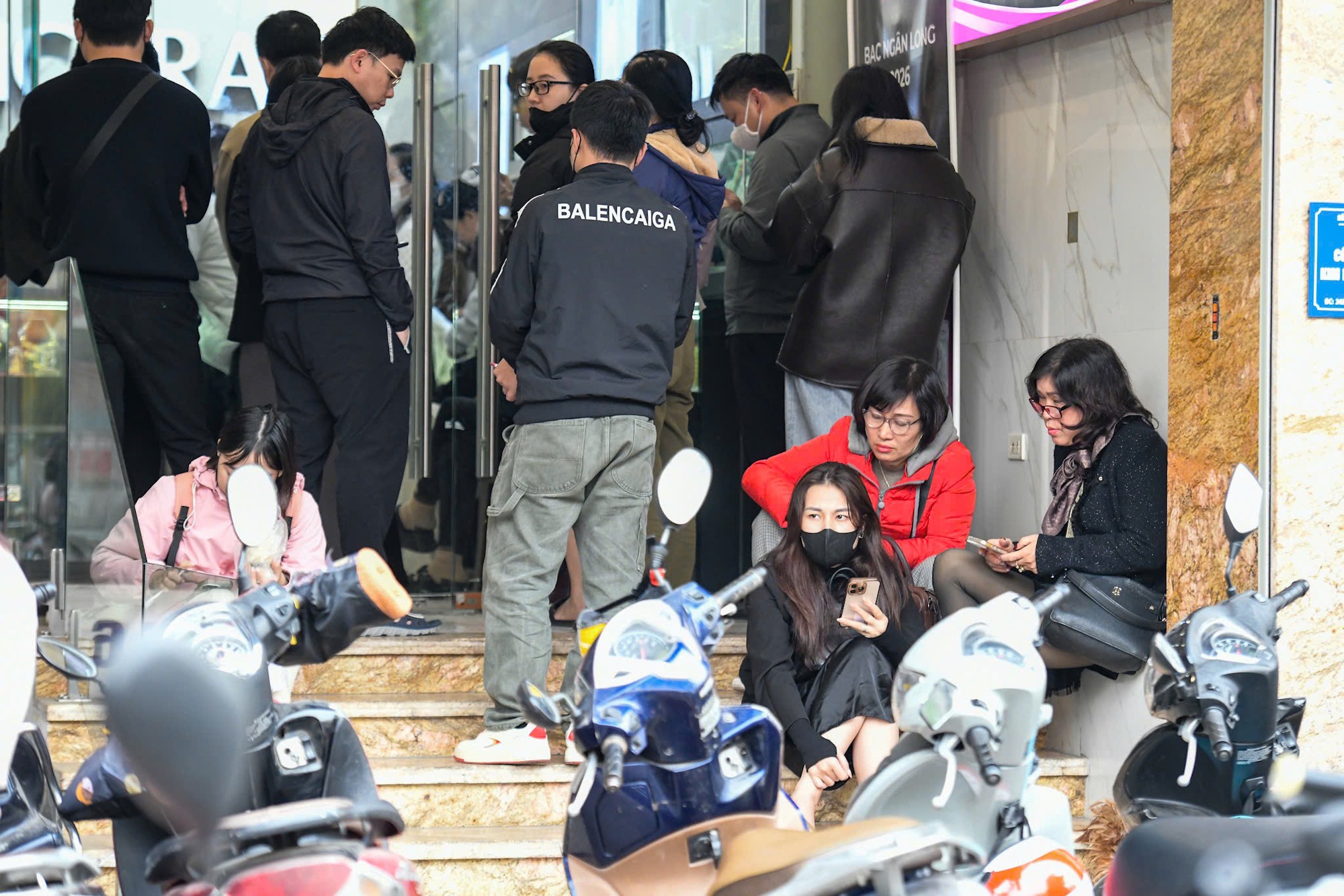 Giá bạc vượt 116 triệu / kg , người dân Hà Nội xếp hàng dài chờ mua bạc - Ảnh 2.