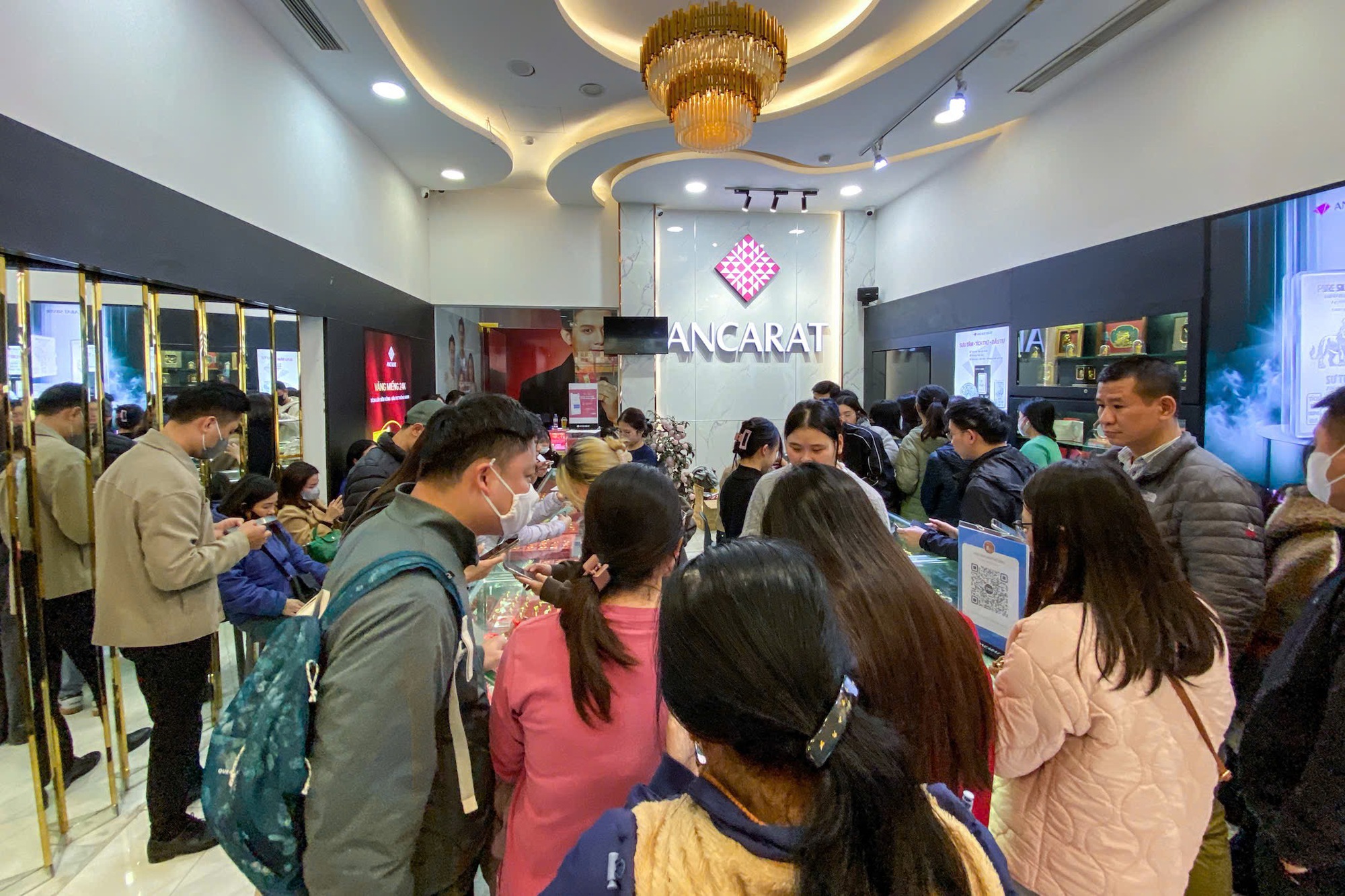 Giá bạc vượt 116 triệu / kg , người dân Hà Nội xếp hàng dài chờ mua bạc - Ảnh 4.