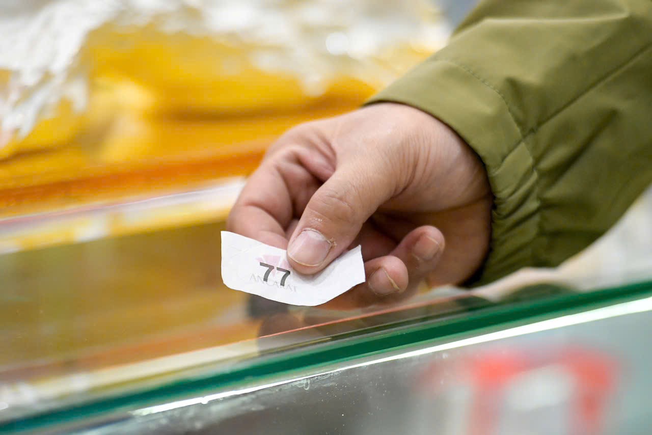 Giá bạc vượt 116 triệu / kg , người dân Hà Nội xếp hàng dài chờ mua bạc - Ảnh 3.