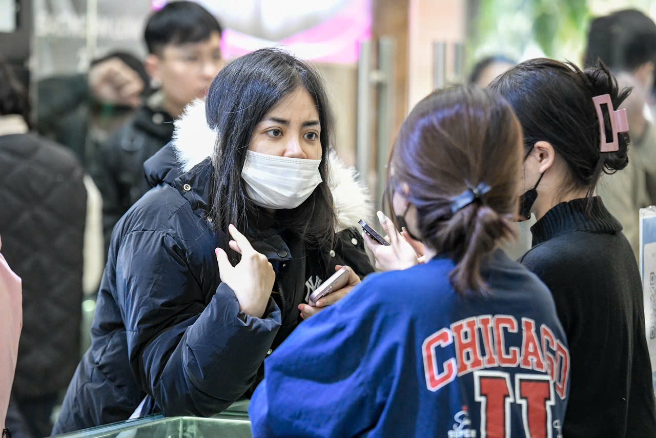 Giá bạc vượt 116 triệu / kg , người dân Hà Nội xếp hàng dài chờ mua bạc - Ảnh 5.